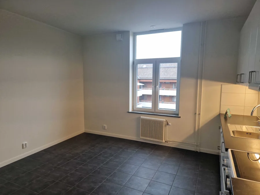 Kök med fönster i modern tvåa på Vattugatan 4 i Halmstad