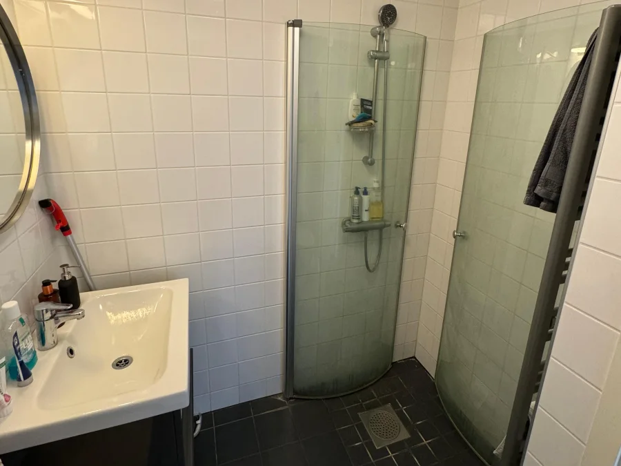 Badrum i modern etta på Vattugatan 4 i Halmstad