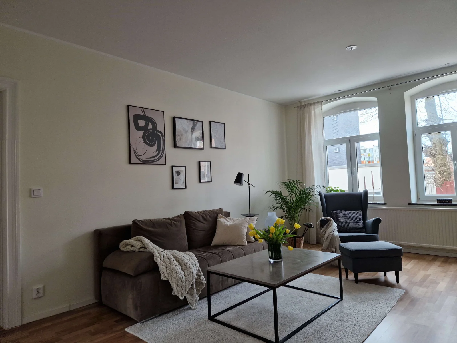 Vardagsrum med soffa i modern tvåa på Vattugatan 4 i Halmstad