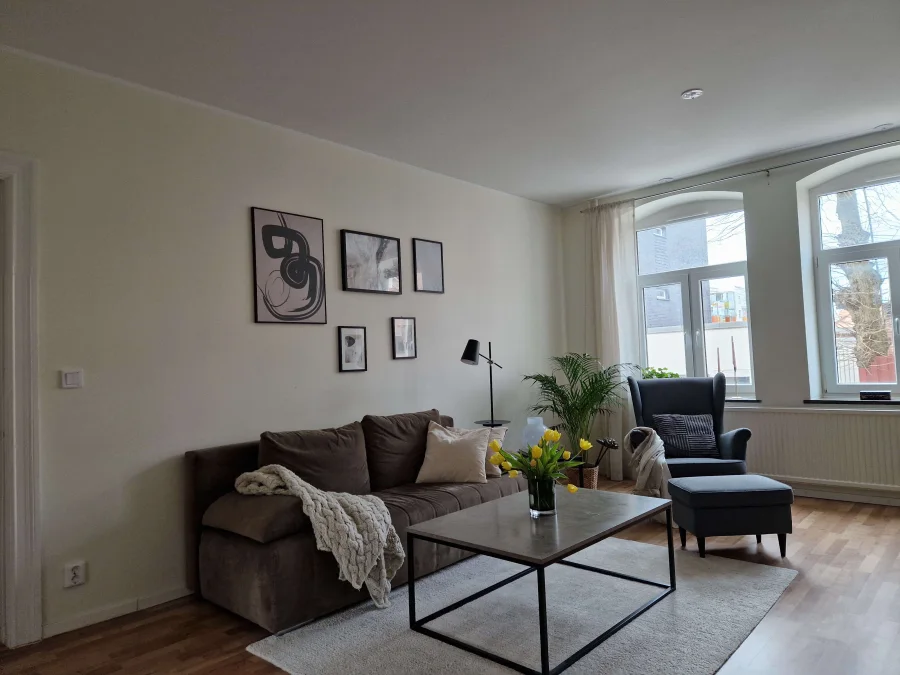 Vardagsrum med soffa i modern tvåa på Vattugatan 4 i Halmstad