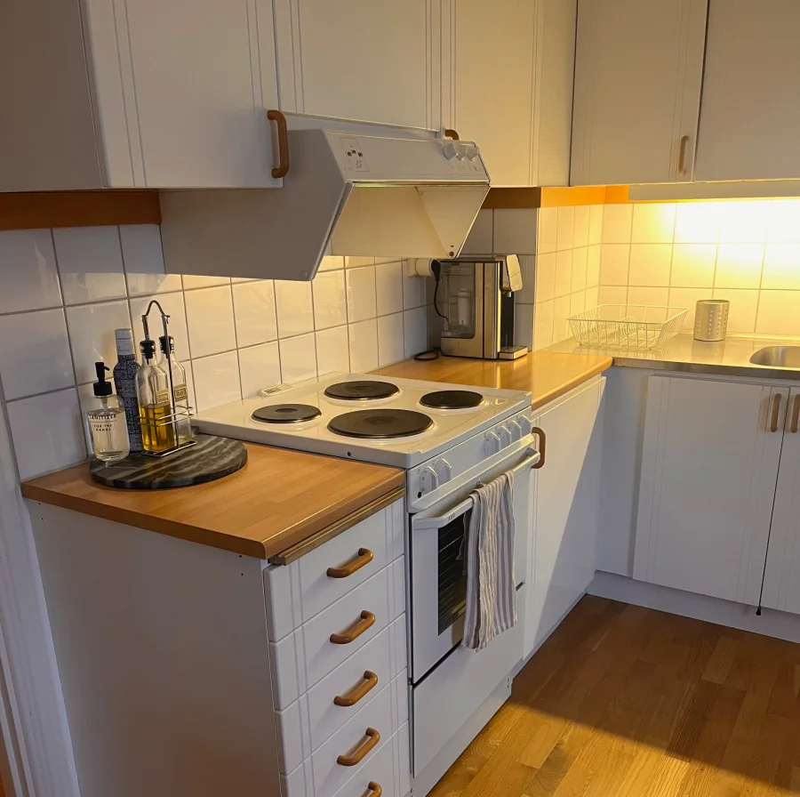 Vardagsrum med spis i mysig tvåa på Hantverksgatan 12 i Halmstad