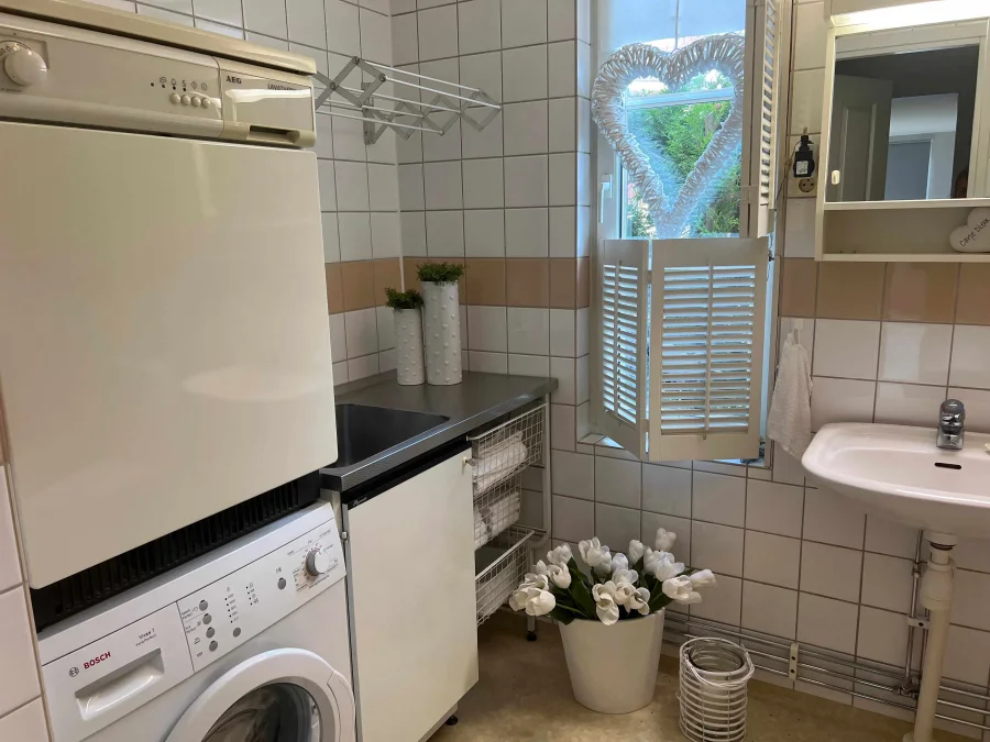 Badrum med tvätt och tork i mysig trea på Hantverksgatan i Halmstad