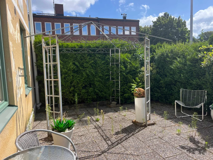Privat uteplats i mysig trea på Hantverksgatan i Halmstad