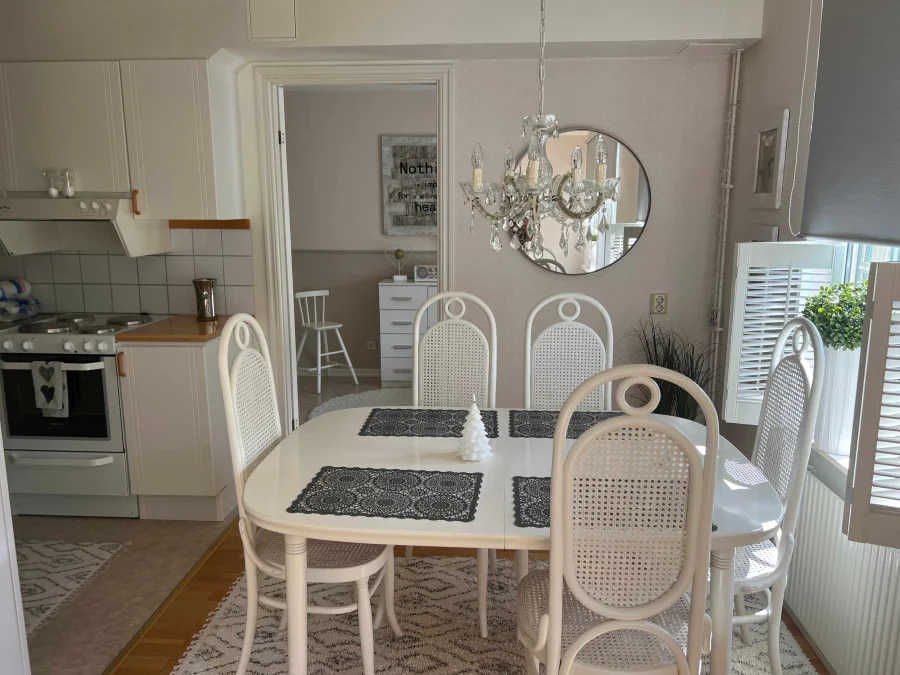 Matbord i mysig trea på Hantverksgatan i Halmstad