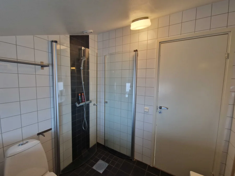 Badrum med tvätt och tork i modern vindsvåning på Vattugatan 4 i Halmstad