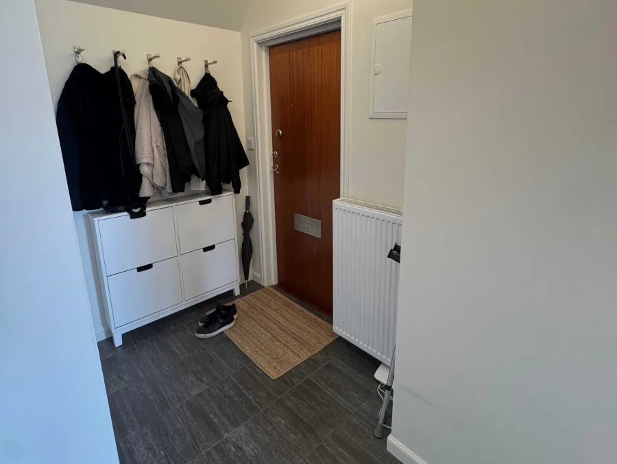 Hall i modern tvåa på Vattugatan 4 i Halmstad