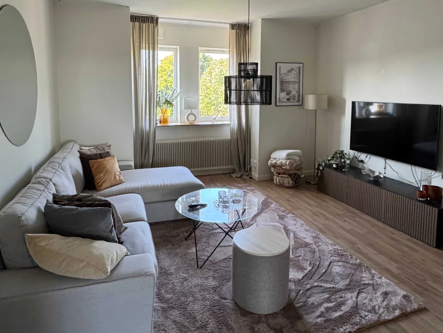Vardagsrum i modern tvåa på Vattugatan 4 i Halmstad